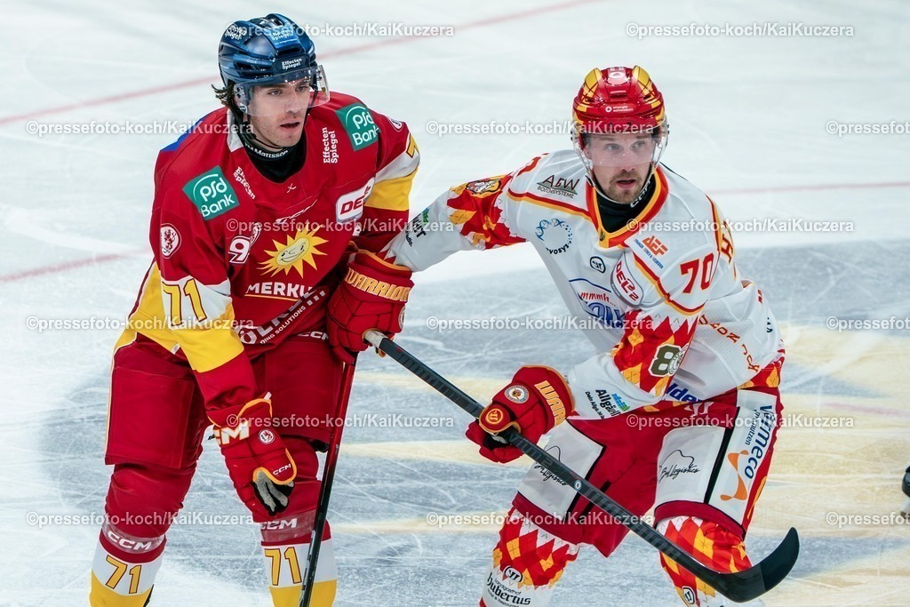 xKKU28092501067 | 28.09.2025, xKKUx, Eishockey, DEL2, Düsseldorfer EG - ESV Kaufbeuren, PSD-Bank Dome in Düsseldorf: Ture Linden (DEG #71) im Zweikampf gegen  Maximilian Hadraschek (Kaufbeuren #70) 