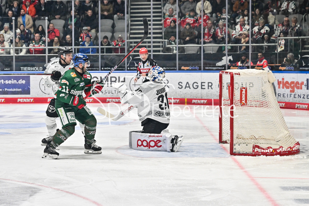 Augsburger Panther - Kölner Haie | AUGSBURG, GERMANY - 11. JANUARY: Jason BAST (Augsburger Panther 45) scheitert hier an Janne JUVONEN (Kölner Haie 30) während dem Match zwischen den Augsburger Panthern und den Kölner Haien am 39. Spieltag der penny DEL im Curt Frenzel Stadion