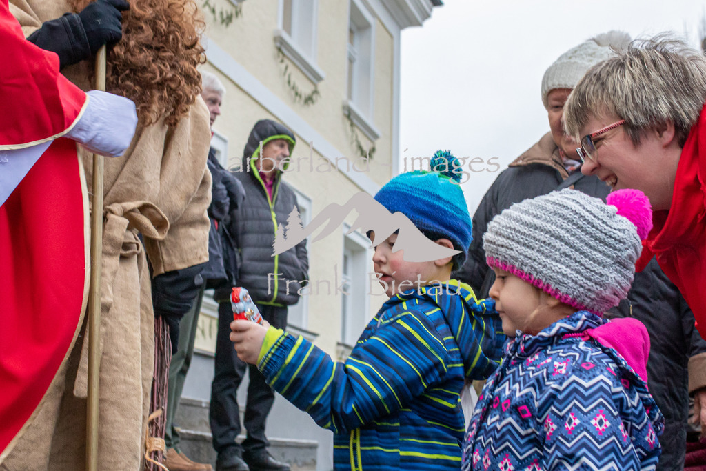 OE7A5828 | der Nikolaus verteilt Süssigkeiten vorallem an die Kinder