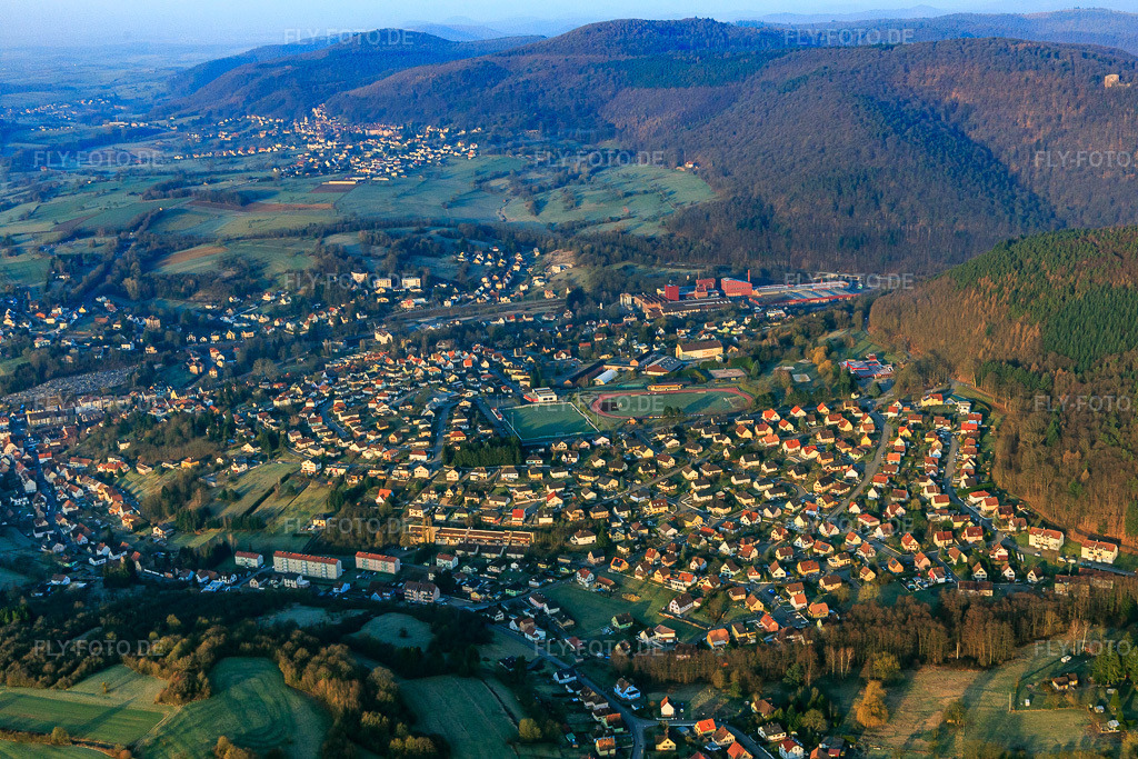 Luftbild: Ortsansicht von Osten in Niederbronn-les-Bains im Bundesland Bas-Rhin in Frankreich. – Foto: IMG_105259.jpg vom 25.03.2018 durch Werner Riehm/FLY-FOTO.de – Auflösung des Originals: 5472 x 3648 px