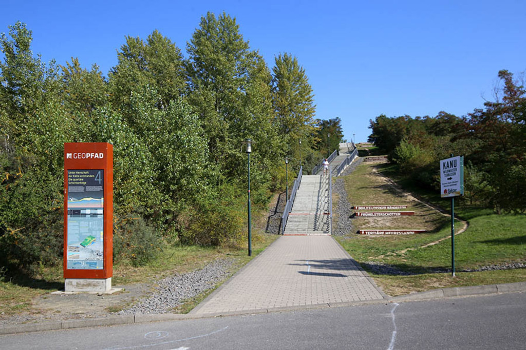 Markkleeberger See - Geopfad | Entdecke über 20 Kategorien Leipzig-Motive: Foto-Downloads, hochwertige Poster, Leinwand- & Fine-Art-Prints. Jetzt Lieblingsfoto im Bildlexikon Leipzig Shop bestellen!