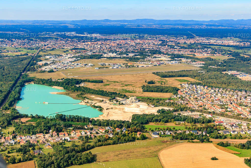 Vue aérienne: Aérodrome de Haguenau (LFSH) au-delà du lac de carrière de Quartz d'Alsace à le quartier Zone Activite Aerodrome in Hagenau dans le département Bas Rhin, France – .Photo: IMG_53529.jpg prise le 30/09/2012 par Werner Riehm/FLY-FOTO.eu – Résolution de l'original: 4593 x 3062 px