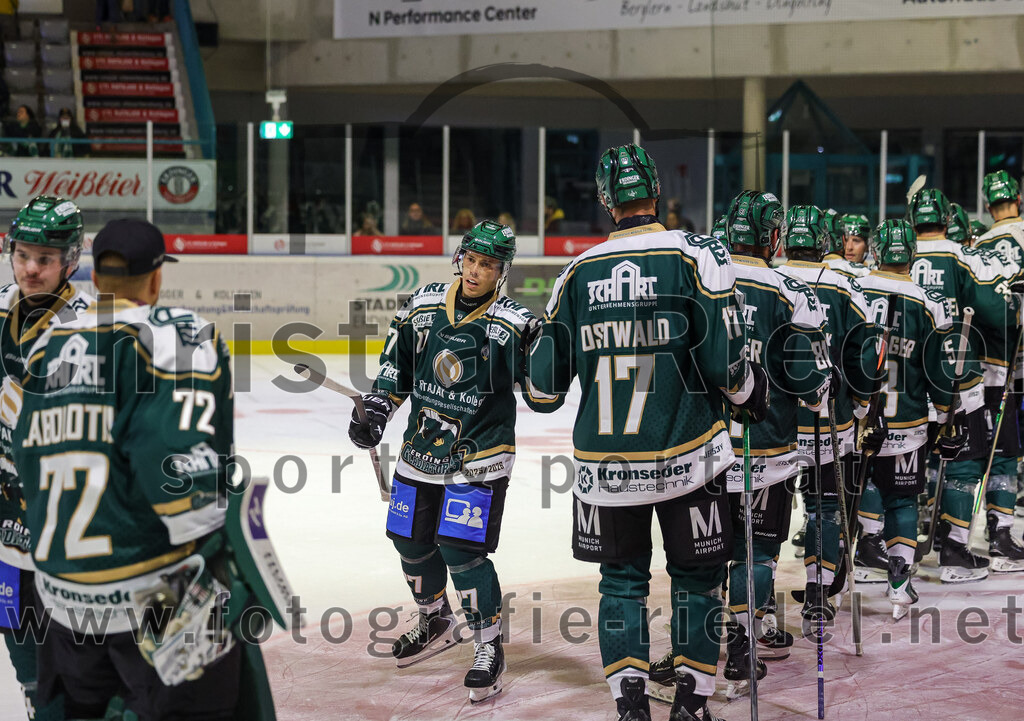 2025-08-22_161_TSV_Erding_gegen_EV_Fuessen | Erding, Deutschland, 22.08.2025:Eishockey, Oberliga Süd 2025 / 2026, Testspiel, TSV Erding gegen EV Füssen, Endergebnis: 1:4Mark Waldhausen (Erding Gladiators, #27), Elia Ostwald (Erding Gladiators, #17)Foto: Christian Riedel / fotografie-riedel.net