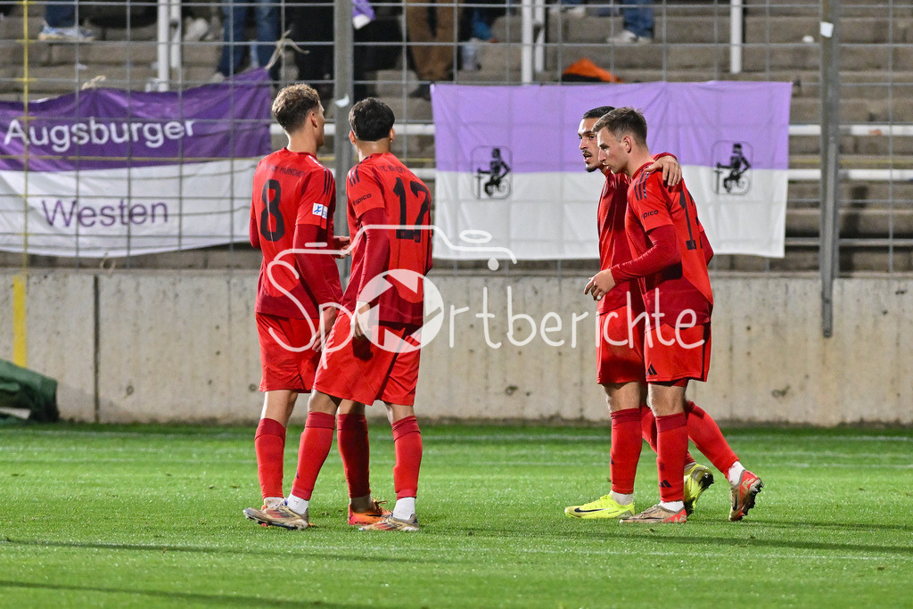 FC Bayern Amateure - TSV Schwaben Augsburg | Jubel der kleinen Bayern nach dem Treffer zum 2-0 durch Arijon IBRAHIMOVIC (FC Bayern München II #10) / Freude / Happy / Tor / Torschuetze / Regionalliga Bayern: FC Bayern Muenchen II - TSV Schwaben Augsburg, Gruenwalder Stadion am am 25.10.2024