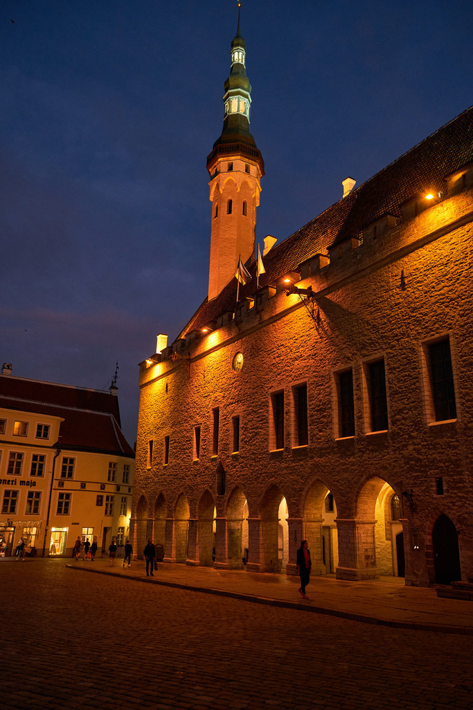 Rathaus und Altstadt im Abendlicht | Tallinn, Estland - August 24, 2022: Rathaus und Altstadt im Abendlicht. - Realisiert mit Pictrs.com