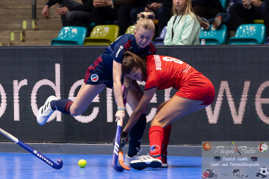 Volvo E.R.B. Final 4 Finale Frauen: Berliner HC - Mannheimer HC, 26.01.2025 | Verena Neumann (Mannheimer HC #19) &amp; Joana Boehringer / Böhringer (Berliner HC #8) prallen zusammen im Kampf um den ball, Berliner HC - Mannheimer HC, Frankfurt, Süwag Arena, 26.1.2025 - Realisiert mit Pictrs.com