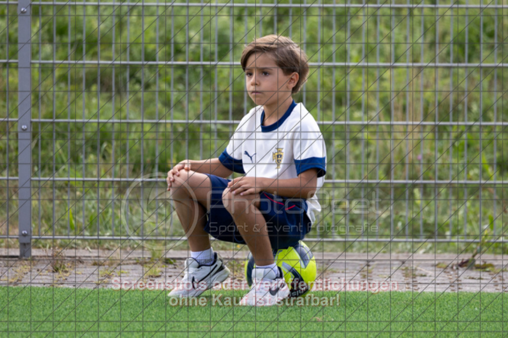 20250824_131851_0326 | #,1.FC Heiningen II (gelb) vs. 1.Göppinger SV III (weiß), Fußball, Kreisliga B7 - Bezirk Neckar/Fils, 01. Spieltag, Saison 2025/2026, Kunstrasenplatz Sportzentrum Heiningen, Krautgarten 1, 73092 Heiningen, 24.08.2025 - 13:00 Uhr,Foto: PhotoPeet-Sportfotografie/Peter Harich