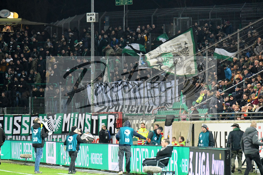 20200214_SCPFWK_0039 | Fussball, Herren: . Die Fans von SC Preussen Muenster waehrend des Spiels der 3. Liga zwischen SC Preussen Muenster und FC Wuerzburger Kickers im Preussenstadion am 14.02.2020 in Muenster, Deutschland.DFB / DFL REGULATIONS PROHIBIT ANY USE OF PHOTOGRAPHS AS IMAGE SEQUENCES AND/OR QUASI-VIDEO. - Realisiert mit Pictrs.com