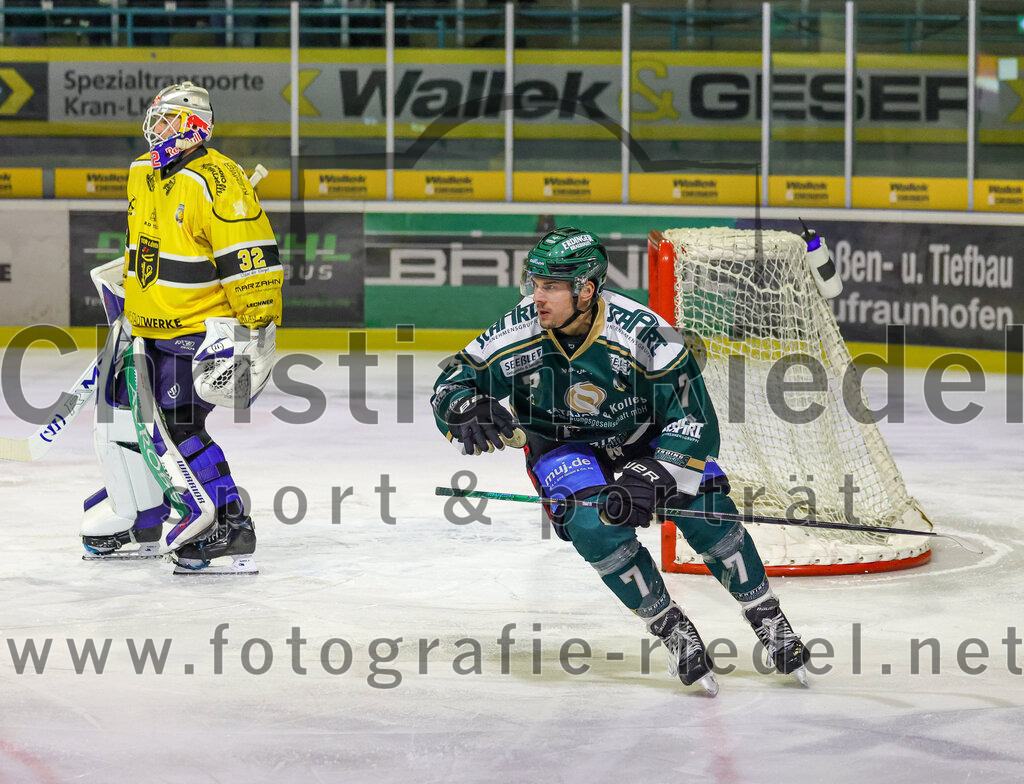 2025-12-19_029_TSV_Erding_gegen_Toelzer_Loewen | Erding, Deutschland, 19.12.2025:Eishockey, Oberliga Süd 2025 / 2026, 27. Spieltag, TSV Erding gegen Tölzer Löwen, Endergebnis: 2:5Torwart Matthias Bittner (Tölzer Löwen, #32), Louis Trattner (Erding Gladiators, #7)Foto: Christian Riedel / fotografie-riedel.net