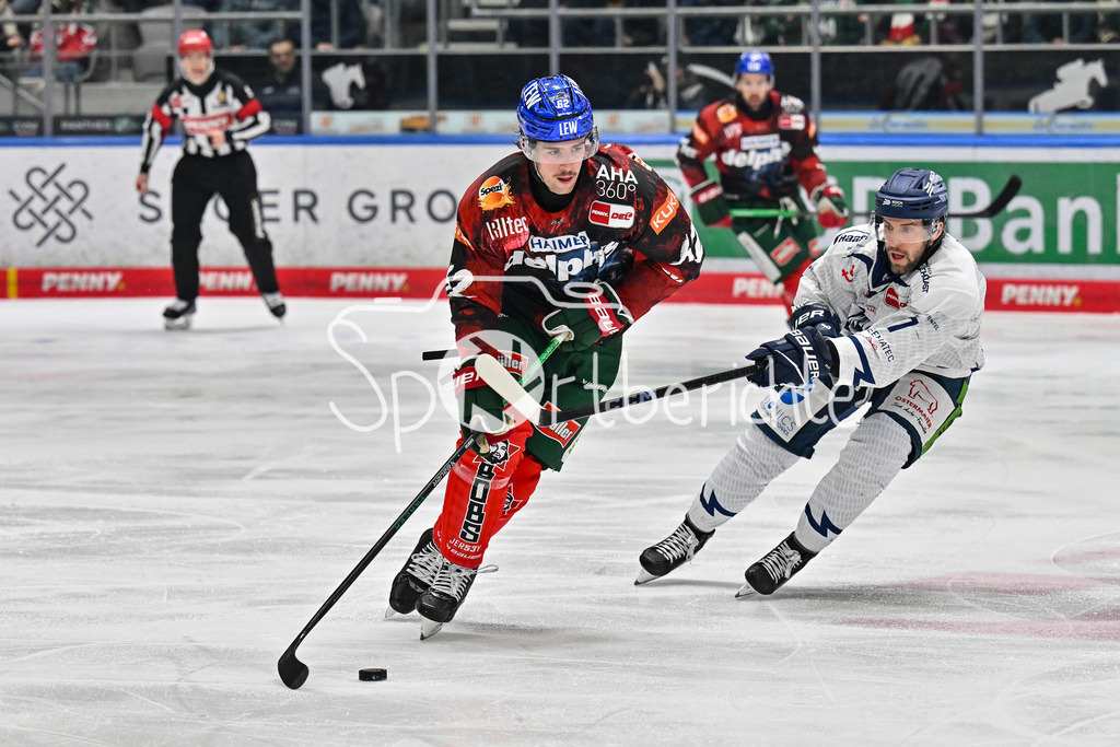Augsburger Panther - Straubing Tigers | im Duell Thomas SCHEMITCH (Augsburger Panther #62) und Taylor LEIER  (Straubing Tigers #7) / Zweikampf / DEL: Augsburger Panther - Straubing Tigers, Curt Frenzel Stadion am 29.11.2024
