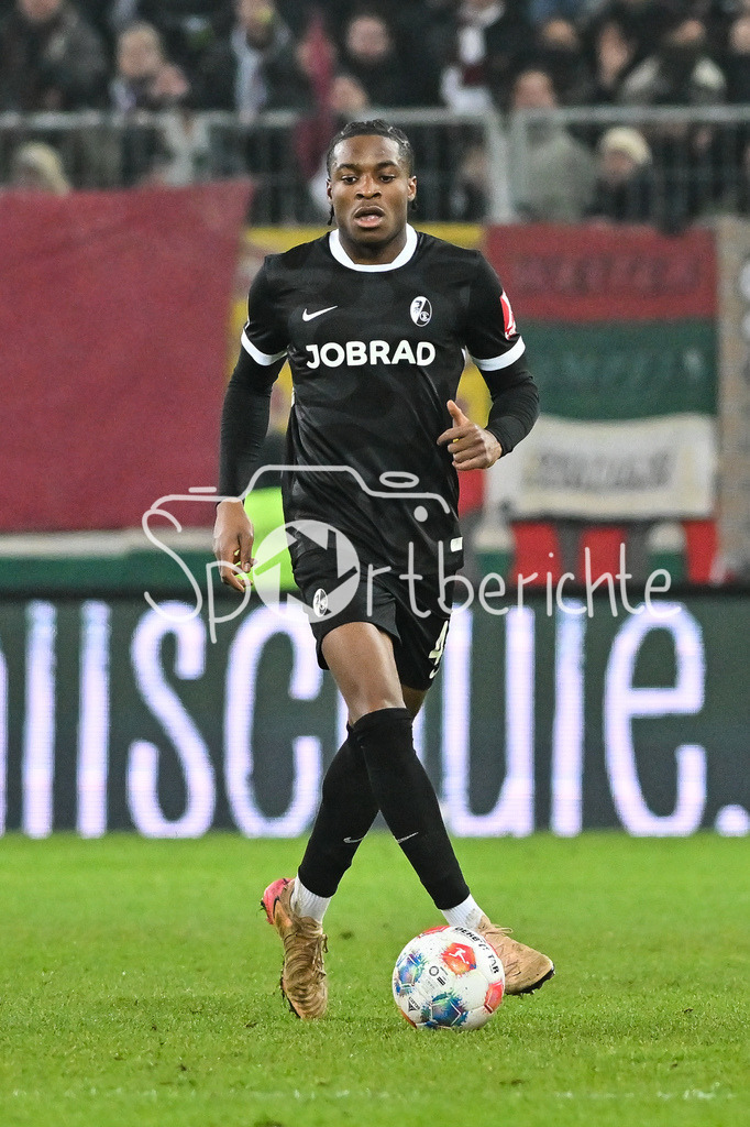 FC Augsburg - SC Freiburg | AUGSBURG, GERMANY - 18. JANUARY: am Ball Ifechukwu Bruno OGBUS (SC Freiburg 43) / Einzelfoto / Freisteller während dem Bundesligamatch zwischen dem FC Augsburg und dem SC Freiburg am 18. Spieltag in der WWK-Arena / DFL REGULATIONS PROHIBIT ANY USE OF PHOTOGRAPHS AS IMAGE SEQUENCES AND/OR QUASI-VIDEO