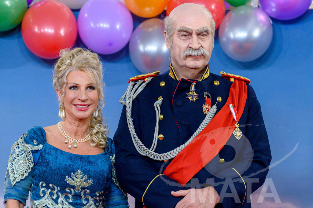 _DWA1644 | Ministerpräsident Markus Söder als Otto von Bismarck mit Frau Karin Baumüller-Söder bei der TV-Sendung Fastnacht in Franken 2024. Veitshöchheim, 02.02.2024 Bayern Deutschland - Realisiert mit Pictrs.com