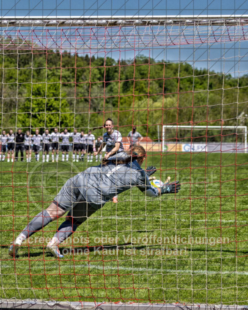 20250501_124120_0867-Bearbeitet | Erster Glanzparade von Torspielerin Sladana Tomic (FC Donzdorf #01), 1.FC Donzdorf II (rot) vs.1.Göppinger SV (weiß), Fussball, Frauen-Bezirkspokal Halbfinale Saison 2024/2025, Rasenplatz Lautertal Stadion, Süßener Straße 16, 73072 Donzdorf, 01.05.2025 - 10:30 Uhr,Foto: PhotoPeet-Sportfotografie/Peter Harich