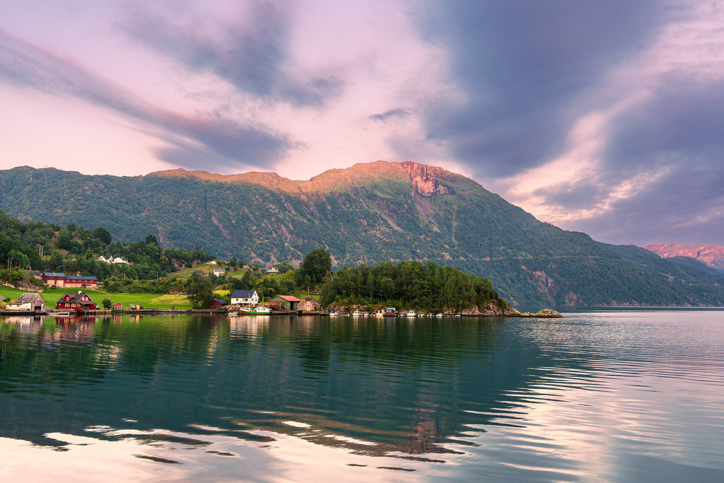 Blick über den Åkrafjord am Abend in Norwegen | Blick über den Åkrafjord am Abend in Norwegen.