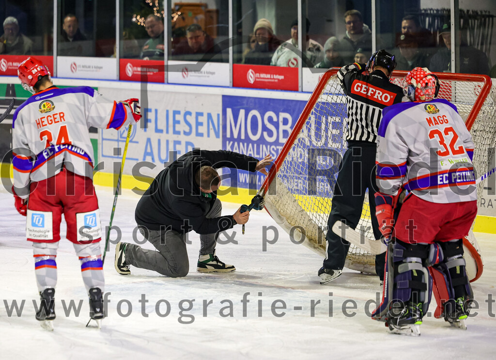 2025-11-30_126_TSV_Erding_gegen_EC_Peiting | Erding, Deutschland, 30.11.2025:Eishockey, Oberliga Süd 2025 / 2026, 22. Spieltag, TSV Erding gegen EC Peiting, Endergebnis: 5:1Thomas Heger (EC Peiting, #24), Torwart Andreas Magg (EC Peiting, #32)Foto: Christian Riedel / fotografie-riedel.net