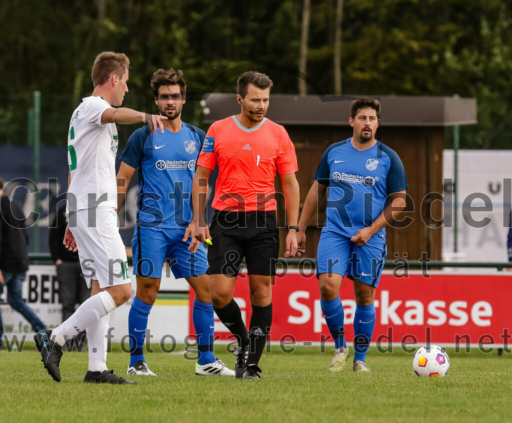 2023-10-14_086_FC_Langengeisling_gegen_TSV_Siegsdorf | Erding, Deutschland, 14.10.2023:
Fußball, Bezirksliga Oberbayern Ost 2023 / 2024, 13. Spieltag, FC Langengeisling gegen TSV Siegsdorf, Endergebnis: 3:0

Florian Aigner (TSV Siegsdorf, #16), Kilian Stenzel (FC Langengeisling, #32), Schiedsrichter Xaver Fabisch, Florian Rupprecht (FC Langengeisling, #11)

Foto: Christian Riedel / fotografie-riedel.net