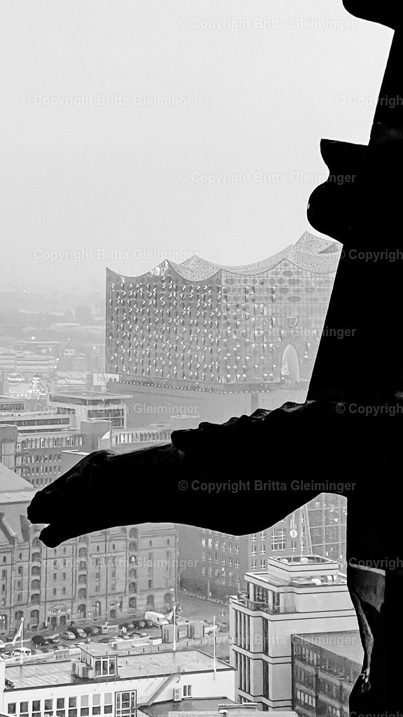Wasserspeier St. Nicolai Kirche | Der Blick führt vorbei am Wasserspeier der St. Nicolai Kirche rüber zur Elbphilharmonie. Grauer Dunst dieses sehr regnerischen Tages hängt über der Stadt. - Realisiert mit Pictrs.com