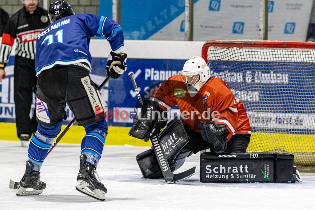 TSV Peißenberg Miners vs ERSC Amberg Wild Lions | Eishockey Bayernliga 2023/2024, TSV Peißenberg Miners vs ERSC Amberg Wild Lions,
Florian Seelmann (Mammuts 21) gegen Philipp Wieland (Mammuts Goali 40),
2023-10-24 in Peißenberg (Eisstadion)
21 Florian Seelmann (Mammuts 21), 40 Philipp Wieland (Mammuts Goali 40)
Copyright: WolfgangxLindner foto-lindner.de