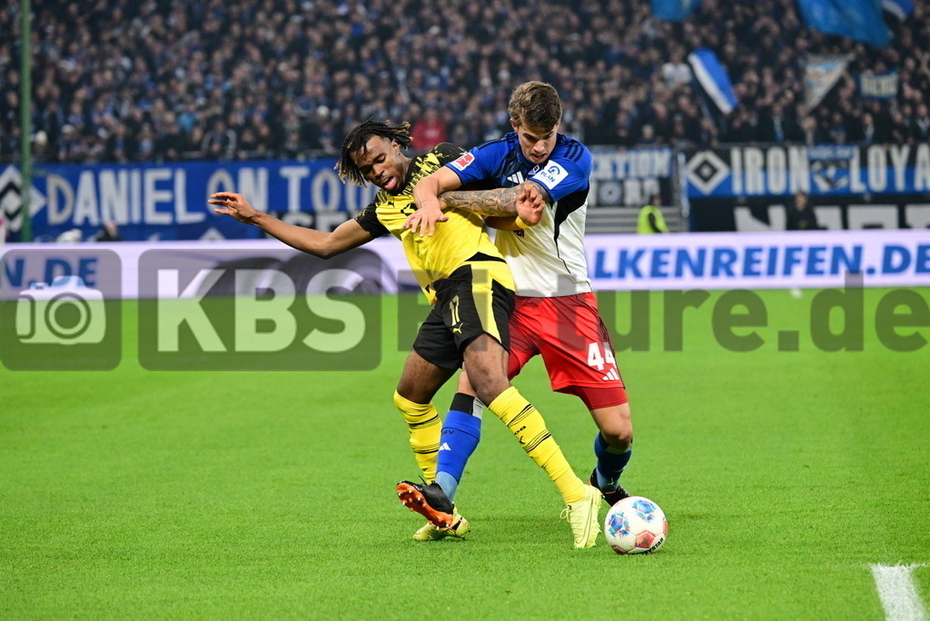 KBS Picture_HSV-Dortmund_007 | v.r. Vuskovic Luka (HSV) , Chukwuemeka Carney (Bor. Dortmund) ,Sportplatz :  Volksparkstadion, - Realisiert mit Pictrs.com