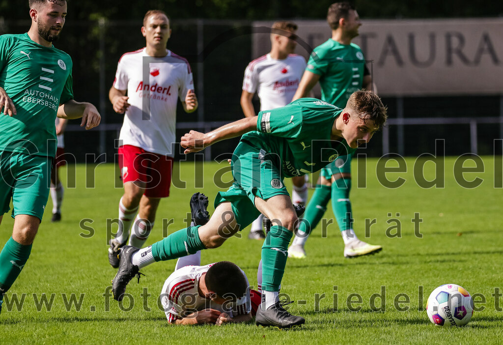2023-08-26_044_TSV_Ebersberg_gegen_TSV_Oberpframmern | Ebersberg, Deutschland, 26.08.2023:
Fußball, Kreisliga 2023 / 2024, 2. Spieltag, TSV 1877 Ebersberg gegen TSV Oberpframmern, Endergebnis: 5:1

Yannik Sabatier (TSV 1877 Ebersberg, #19), Tobias Lutz (TSV Oberpframmern, #4), Moritz Eglseder (TSV 1877 Ebersberg, #11)

Foto: Christian Riedel / fotografie-riedel.net