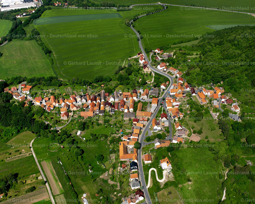 2634036 | MARTH 09.06.2006 Landwirtschaftliche Nutzflächen und Feldgrenzen  umsäumen das Siedlungsgebiet des Dorfes in Marth im Bundesland Thüringen, Deutschland // Agricultural land and field boundaries surround the settlement area of the village  in Marth in the state Thuringia, Germany Foto: Gerhard Launer