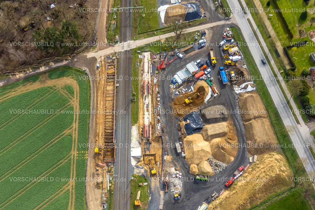 Rees230300800Betuwe | Luftbild, Ausbau der Betuwe Linie zwischen Ruhrgebiet und den Niederlanden im Bereich Rees Haldern zur dreigleisigen Bahnstrecke, , alle beschrankten Bahnübergänge werden entfallen oder durch Über- oder Unterführungen ersetzt werden. Vor allem ist die Ausbaumaßnahme für die Bahn mit der Verpflichtung verbunden, nunmehr Lärmschutz für die betroffenen Menschen zu gewähren. Stockum, Rees-Haldern, Niederrhein, Ruhrgebiet, Nordrhein-Westfalen, Deutschland