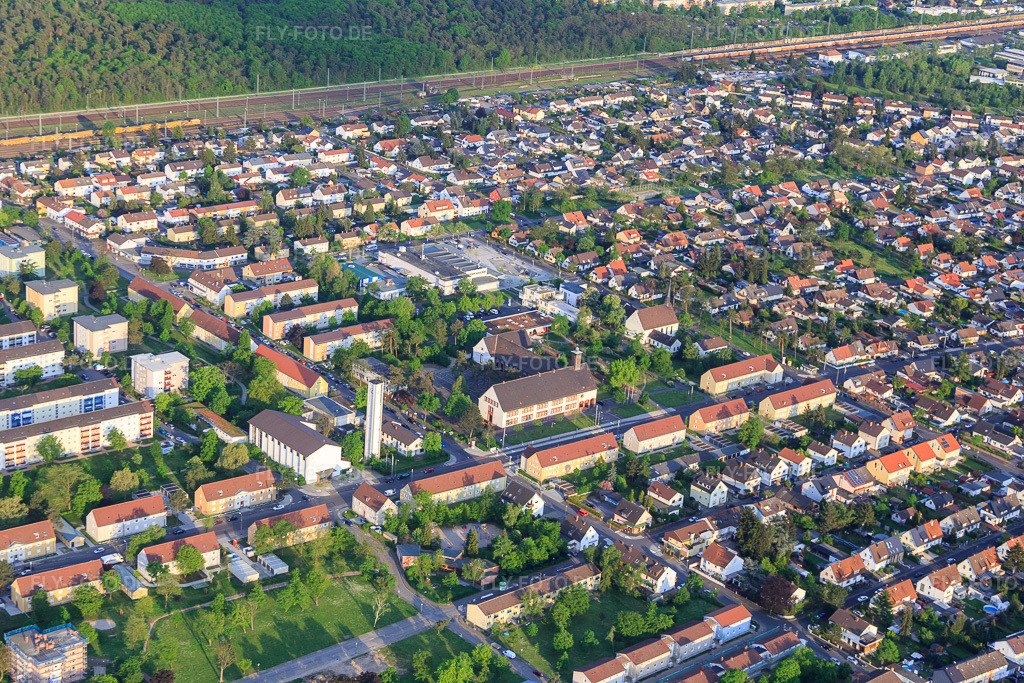 Luftbild: Kätowitzer Zeile mit Kirche Guter Hirte und Schönauschule im Ortsteil Schönau in Mannheim im Bundesland Baden-Württemberg in Deutschland. Foto: IMG_088269.jpg vom 09.05.2016 durch Werner Riehm/FLY-FOTO.de