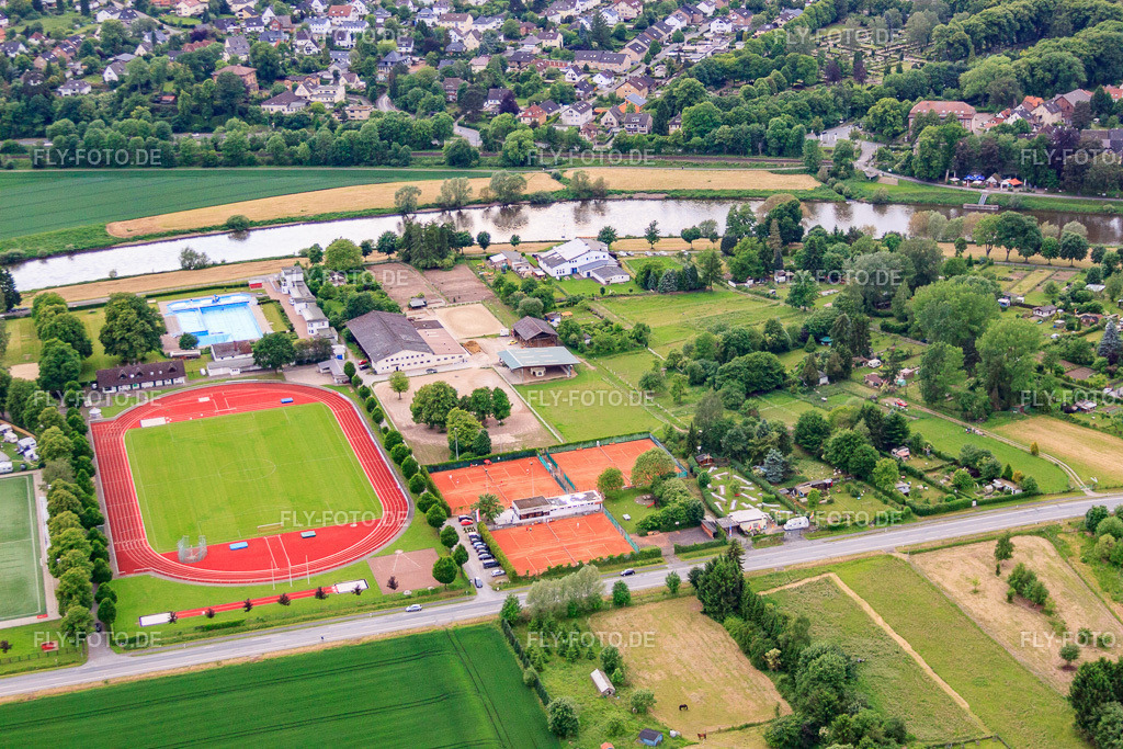 Sportzentrum am Weserufer mit Freibad Höxter, Weserkampfbahn des Phönix 95 Höxter, Wesercamping Höxter und Tennisverein Rot-Weiß Höxter  https://www.freibad-hoexter.de/ https://www.phoenix95hoexter.de/ http://www.wesercamping-hoexter.de/ http://xn--t | Luftbild: Sportzentrum am Weserufer mit Freibad Höxter, Weserkampfbahn des Phönix 95 Höxter, Wesercamping Höxter und Tennisverein Rot-Weiß Höxter  https://www.freibad-hoexter.de/ https://www.phoenix95hoexter.de/ http://www.wesercamping-hoexter.de/ http://xn--tennis-hxter-cjb.de/ in Höxter im Bundesland Nordrhein-Westfalen in Deutschland. Foto: IMG_65315.jpg vom 24.05.2014 durch Werner Riehm/FLY-FOTO.de - Realisiert mit Pictrs.com