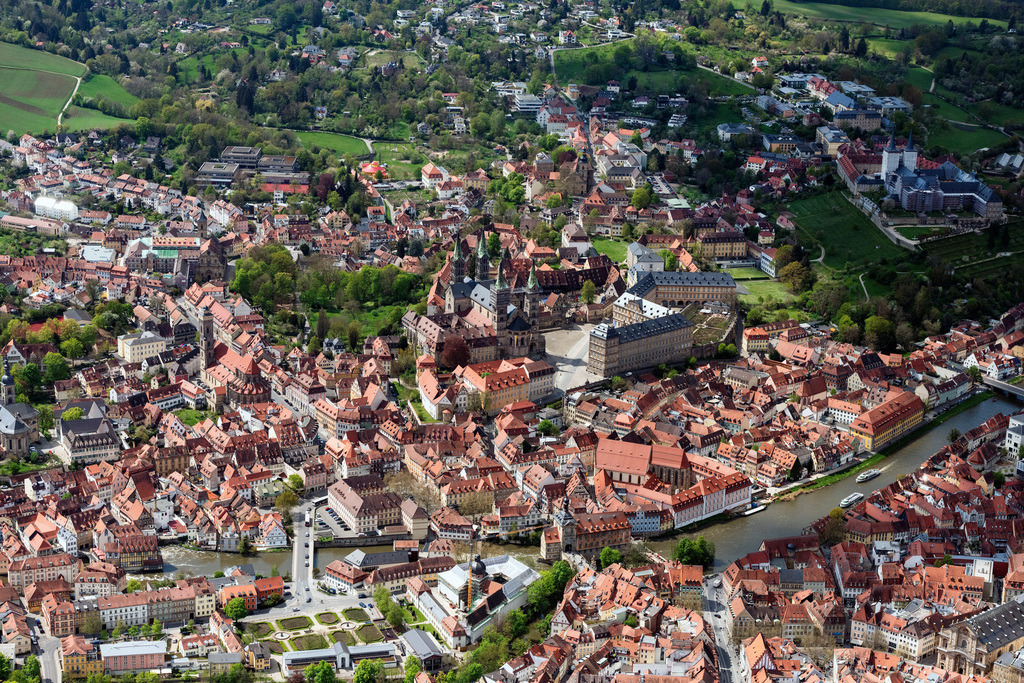 dr__0095728.jpg | BAMBERG 28.04.2022 Altstadtbereich und Innenstadtzentrum in Bamberg im Bundesland Bayern, Deutschland. // Old Town area and city center in Bamberg in the state Bavaria, Germany. Foto: Daniel Reiter