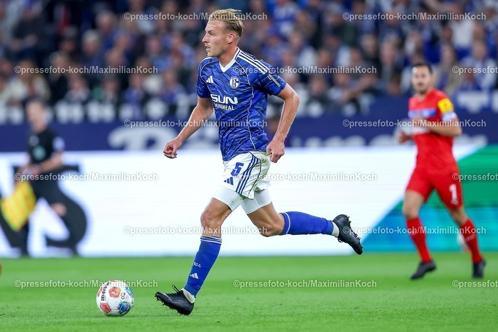 S0413092501056 | 13.09.2025, Fußball, FC Schalke 04 - Holstein Kiel, 5.Spieltag, 2. Fußball Bundesliga, Veltins-Arena Gelsenkirchen, Saison 2025 2026: Timo Becker (Schalke04 #05) DFB regulations prohibit any use of photographs as image sequences and or quasi-video.