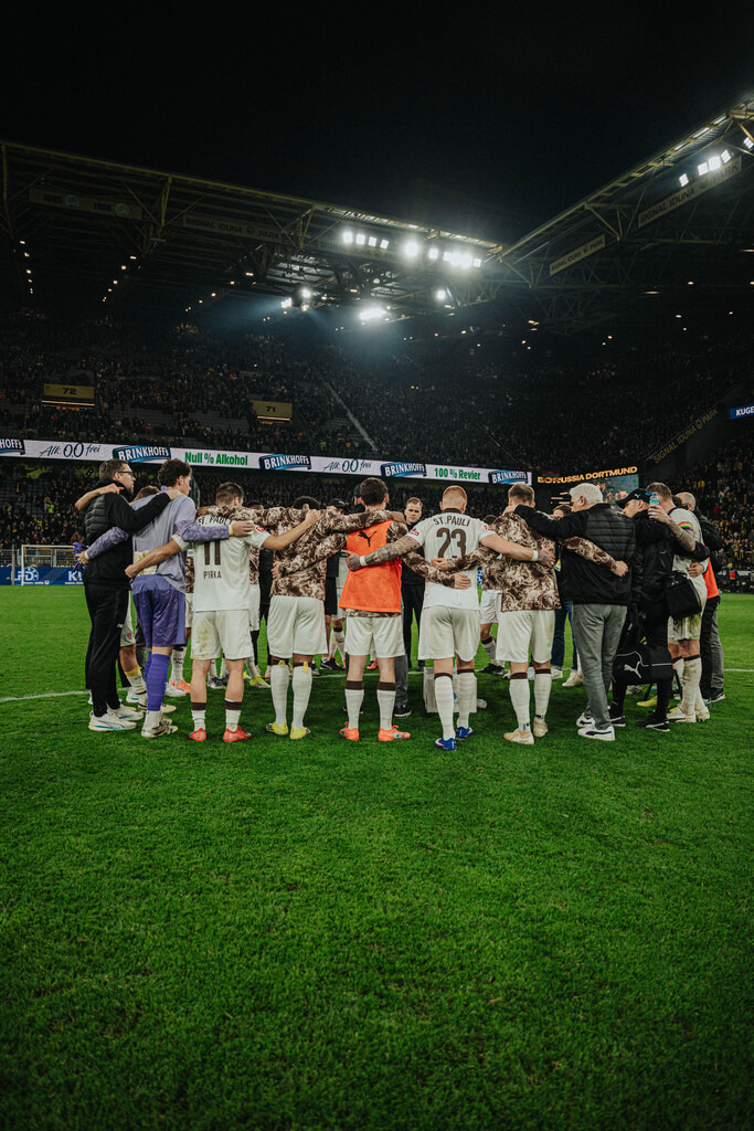 FCP09415 | Der offizielle Shop für FC St. Pauli Fotos. Wähle aus Spielszenen & Fanmomenten dein FCSP Wunschformat. Wir liefern Millerntor-Atmosphäre.