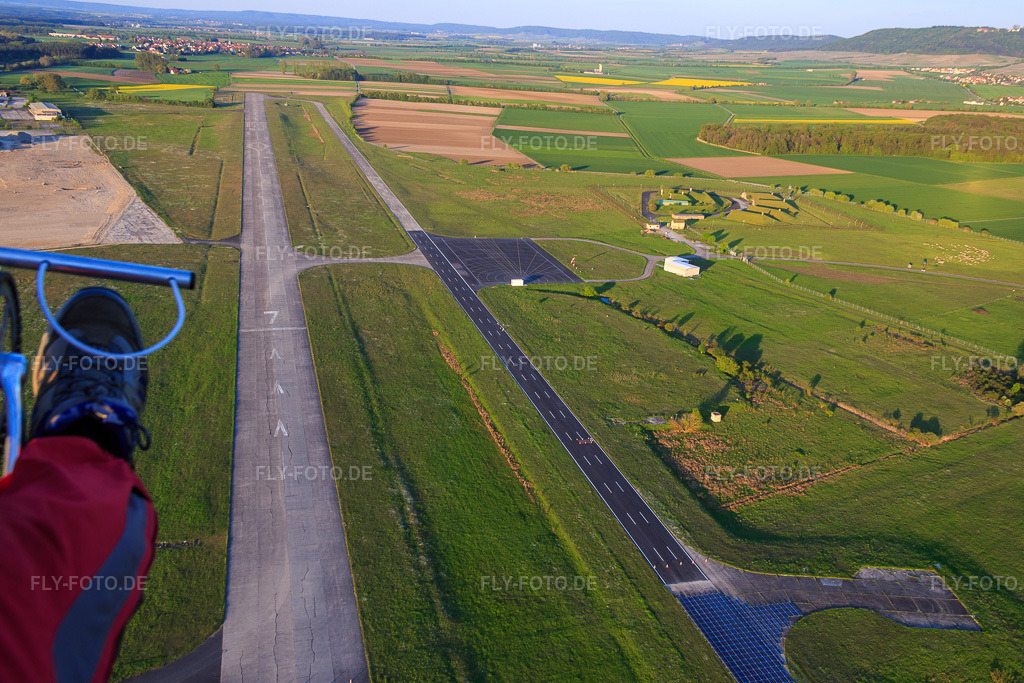 Luftbild: Runway des Flugplatz Kitzingen - EDGY im Ortsteil Hoheim in Kitzingen im Bundesland Bayern in Deutschland. – Foto: IMG_088068.jpg vom 06.05.2016 durch Werner Riehm/FLY-FOTO.de – Auflösung des Originals: 5472 x 3648 px – LSC Kitzingen | Luftsport im Maindreieck