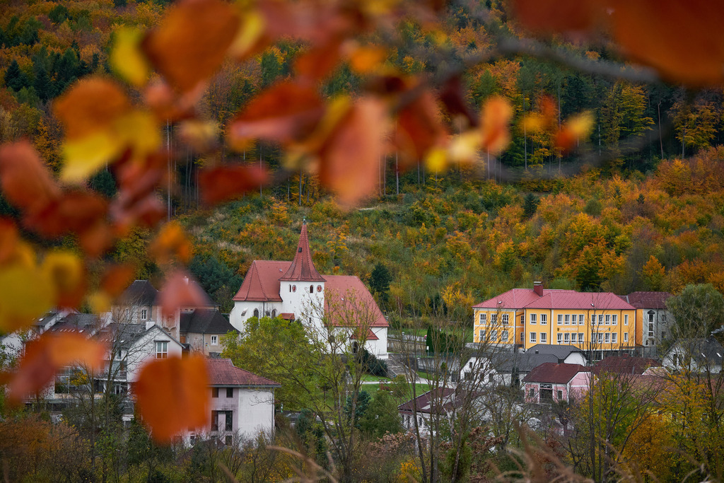 Blick auf die Gemeinde Altlengbach | Altlengbach, Austria - October 27, 2025: Blick auf die Pfarrkirche und Gemeinde Altlengbach. - Realisiert mit Pictrs.com
