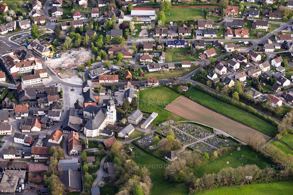 Luftbild: Friedhof und Kirche St. Bartholomäus im Ortsteil Rothenkirchen in Pressig im Bundesland Bayern in Deutschland. – Foto: IMG_155901.jpg vom 02.05.2026 durch Werner Riehm/FLY-FOTO.de – Auflösung des Originals: 5717 x 3812 px – WWW.PFARREI-ROTHENKIRCHEN.DE/