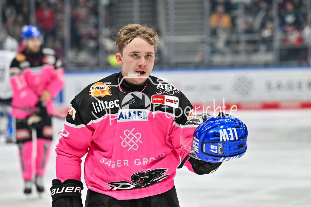 Augsburger Panther - Straubing Tigers | nach einen FIght faehrt Florian ELIAS (Augsburger Panther #67) gezeichnet zur Bank / Kampf / Faustkampf / DEL: Augsburger Panther - Straubing Tigers, Curt Frenzel Stadiom am 20.10.2024