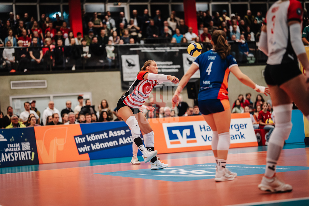 Volleyball | Frauen | Saison 2025/2026 | Volleyball Bundesliga | ETV Hamburger Volksbank Volleys vs. Binder Blaubären TSV Flacht | 06.12.2025 | Svea Frobel (#11, ETV Hamburger Volksbank Volleys) nimmt den Ball an