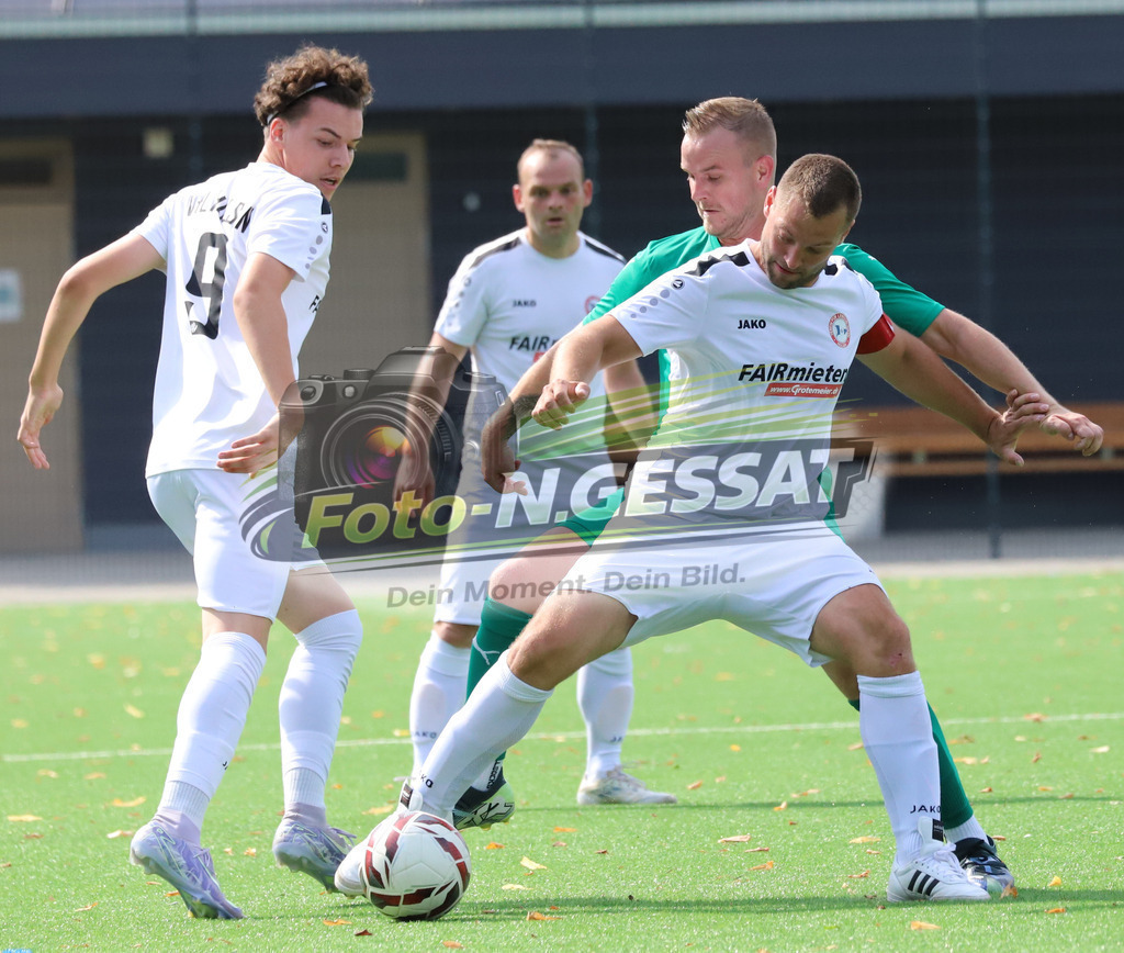 VfL Holsen - TuS GW Pödinghausen | Auf dem Bild zu sehen: weiß VfL Holsen v.l.: Sam Fischer, Marcel Fleer ; grün GW Pödinghausen: Markus BischoffVfL Holsen, TuS GW Pödinghausen, Saison 25/26, Kreispokal, Holsen, Deutschland - Realisiert mit Pictrs.com