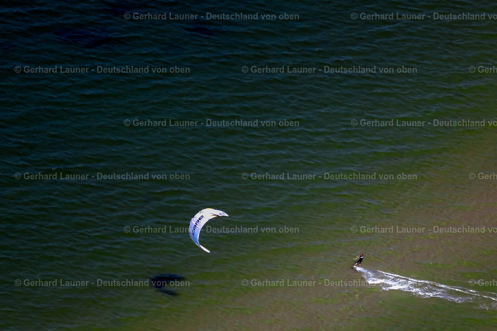 4037945 | LABOE 07.08.2020 Wasseroberfläche an einer Bucht entlang der Meeres- Küste " Kiter beim Wassersport " in Laboe an der Kieler Förde im Bundesland Schleswig-Holstein, Deutschland. // Water surface at the bay along the sea coast " Kiter beim Wassersport " in Laboe on the Kiel Fjord in the state Schleswig-Holstein, Germany. Foto: Gerhard Launer