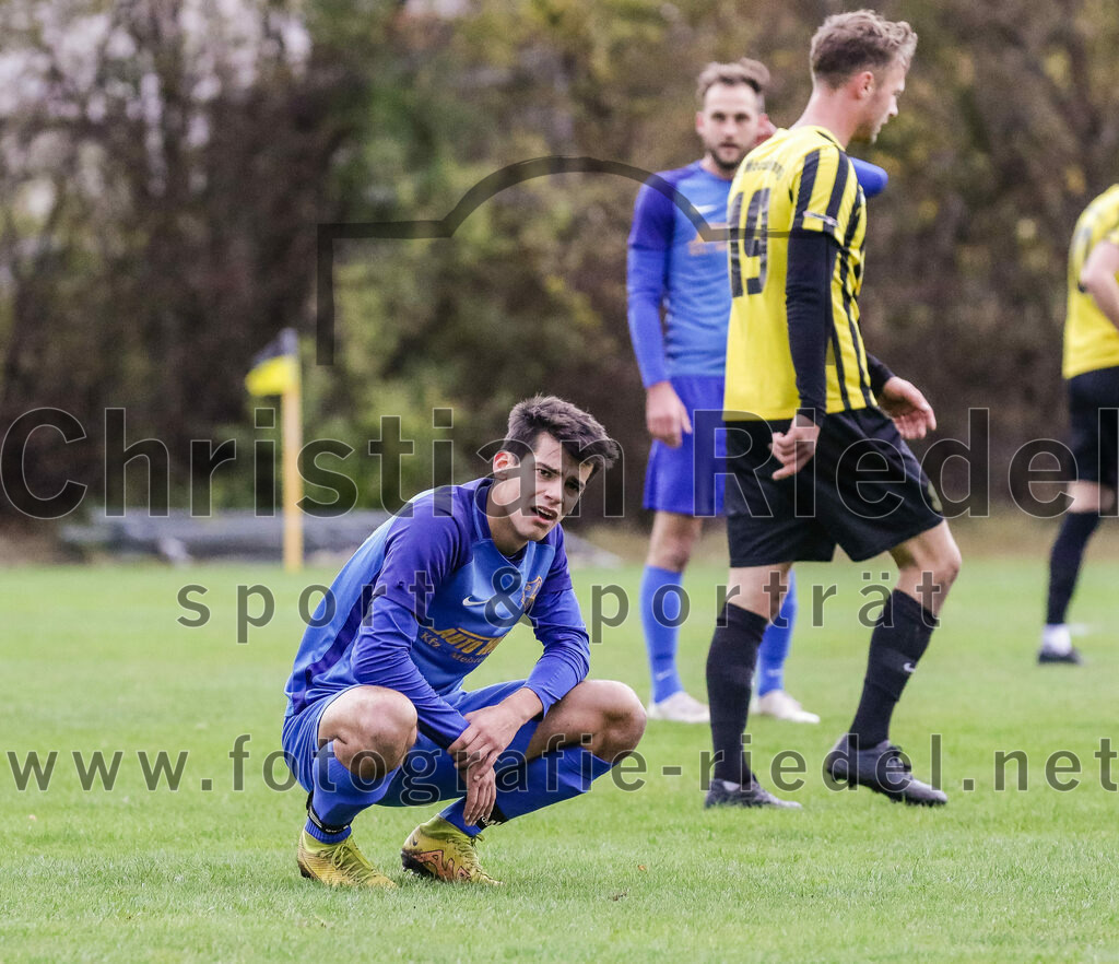 2023-11-11_028_FC_Moosinning_gegen_TSV_Peterskirchen | Moosinning, Deutschland, 11.11.2023:
Fußball, Bezirksliga Oberbayern Ost 2023 / 2024, 17. Spieltag, FC Moosinning gegen TSV Peterskirchen, Endergebnis: 5:0

Kilian Spiel (TSV Peterskirchen, #14)

Foto: Christian Riedel / fotografie-riedel.net