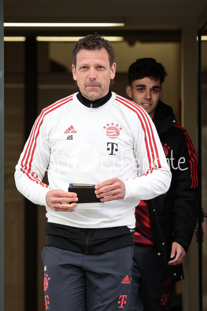 FC Bayern Amateure - SpVgg Hankofen-Hailing | Bayern Trainer Holger SEITZ in Aktion / Freisteller / Einzelfoto