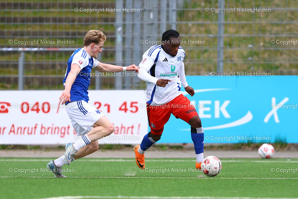 NH_HamburgerSVU21_KickersEmden_RegionalligaNord_19042026 | #11 Maurice Boakye (Hamburger SV U21), #19 Theo Schröder (Kickers Emden)Fußball I Herren I Regionalliga Nord I Saison 2025-2026 I 30. Spieltag I Hamburger SV U21 - Kickers Emden I 19.04..2026 I Stadion Hoheluft