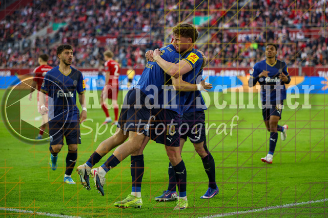 10.04.2026, GER, Fussball, Herren, 2. BL, Saison 2025/2026, Fortuna Düsseldorf - Holstein Kiel | Phil Harres (Kiel) Torjubel, jubelt mit seiner Mannschaft nach dem Treffer zum 0:1 