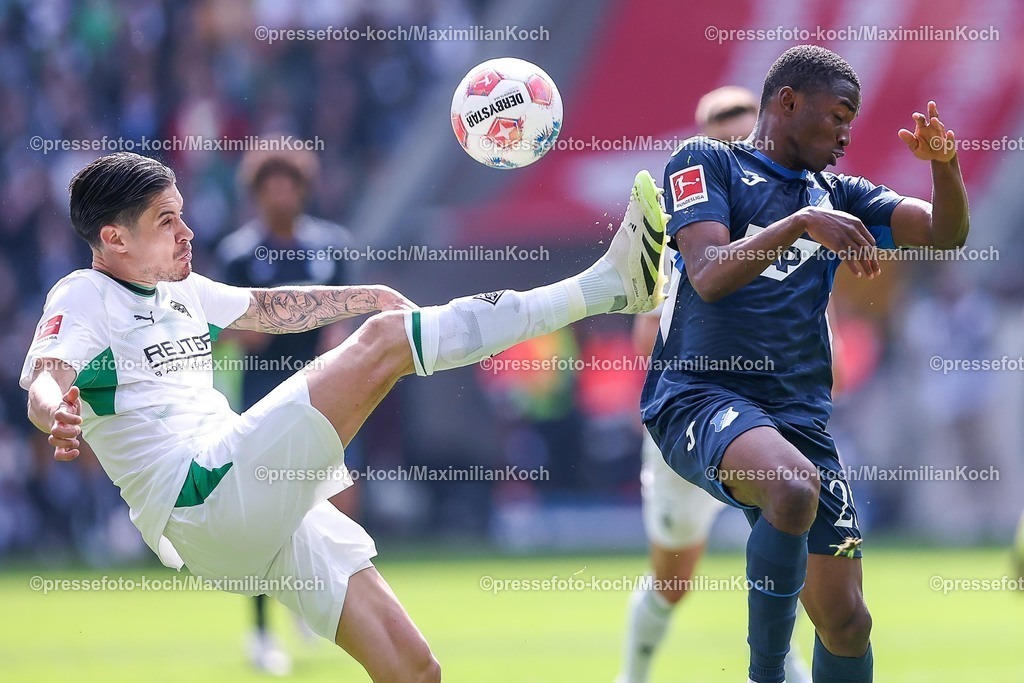 BMG16052601046 | 16.05.2026, Fußball, Borussia Mönchengladbach - TSG 1899 Hoffenheim, 1. Fußball Bundesliga, 34.Spieltag, Borussia-Park, Saison 2025 2026: Kevin Diks&nbsp;(Borussia Mönchengladbach #04) im Zweikampf gegen  Bazoumana Toure&nbsp;(TSG Hoffenheim #29)  DFB regulations prohibit any use of photographs as image sequences and or quasi-video.