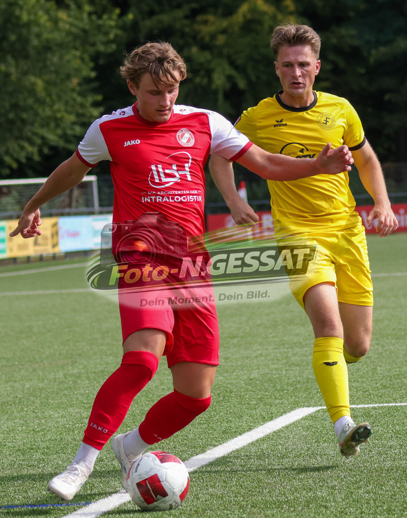 FC RW Kirchlengern - SuS Bad Westernkotten | Auf dem Bild zu sehen: Rot FC RW Kirchlengern: Alessio Zschieschang ; gelb SuS Bad Westernkotten: Philipp KösterFC RW Kirchlengern, SuS Bad Westernkotten, Saison 26/27, Westfalenliga, Kirchlengern, Deutschland - Realisiert mit Pictrs.com