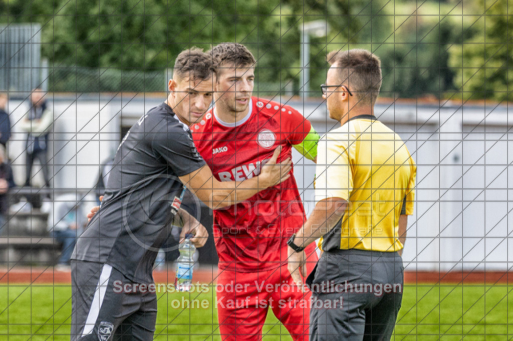 20250928_150218_0044-Bearbeitet | #,1.FC Donzdorf (rot) vs. SV Ebersbach (schwarz), Fußball, Bezirksliga - Bezirk Neckar/Fils, 06. Spieltag, Saison 2025/2026, Rasenplatz Lautertal Stadion, Süßener Straße 16, 73072 Donzdorf, 28.09.2025 - 15:00 Uhr,Foto: PhotoPeet-Sportfotografie/Peter Harich