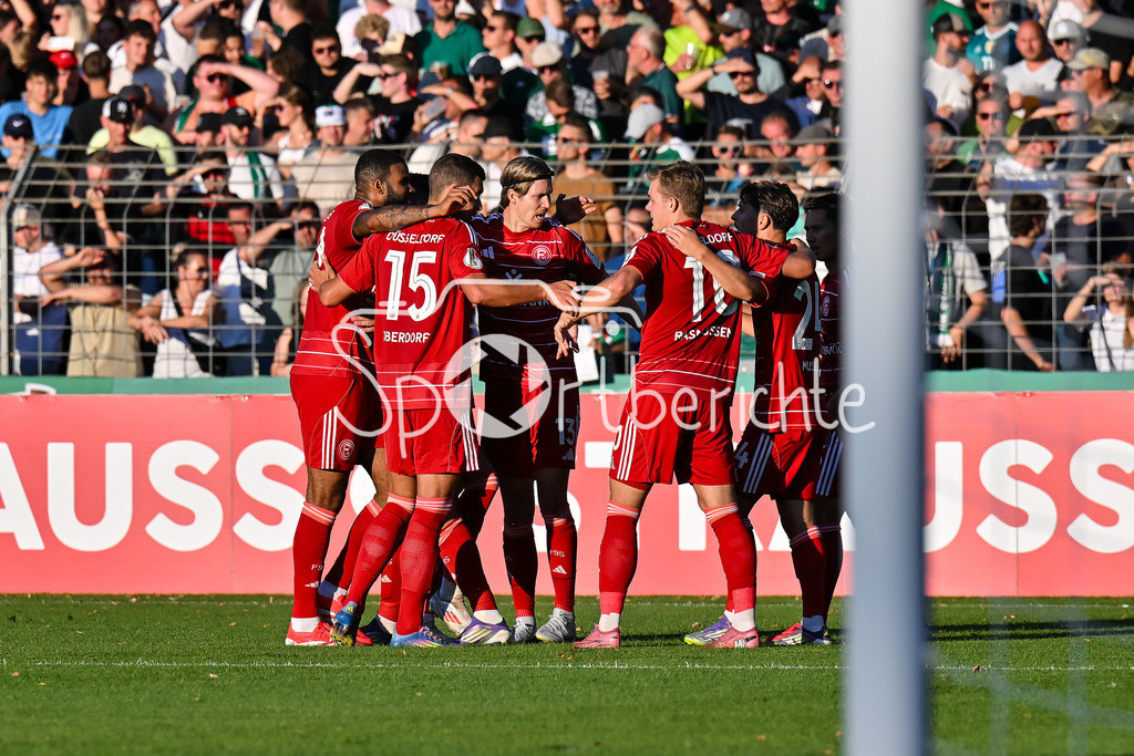 1. FC Schweinfurt 05 - Fortuna Düsseldorf | Jubel der Gäste nach dem Treffer zum 1-2 druch Cedric ITTEN (Fortuna 13) / Tor / Torschuetze / Freude / Happy / DFB-Pokal: 1. FC Schweinfurt 05 - Fortuna Düsseldorf; Riedel-Bau Arena am 18.08.2025