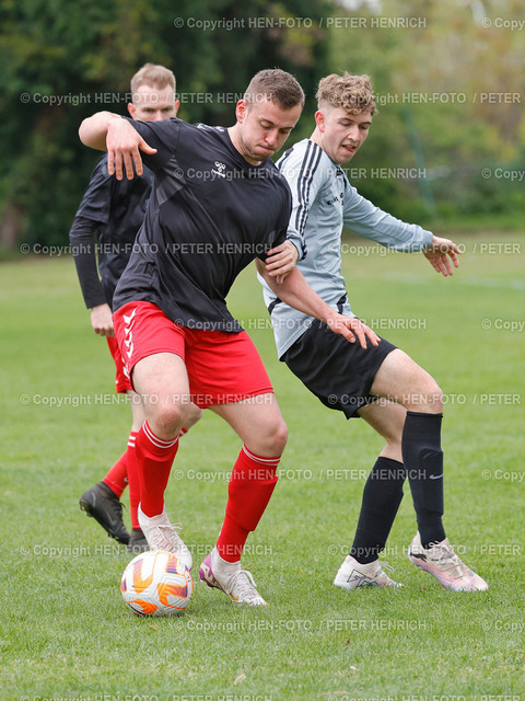 20240421-7105-tgb-messel-HEN-FOTO | 21.04.2024 Fussball Saison 2023 2024 Kreisliga C Darmstadt TGB Darmstadt I - TSG Messel II (3:0) v. li. Timm Vögl (34 TGB1) Iven Schröder (7 Messel) (Foto: Peter Henrich) - Realisiert mit Pictrs.com