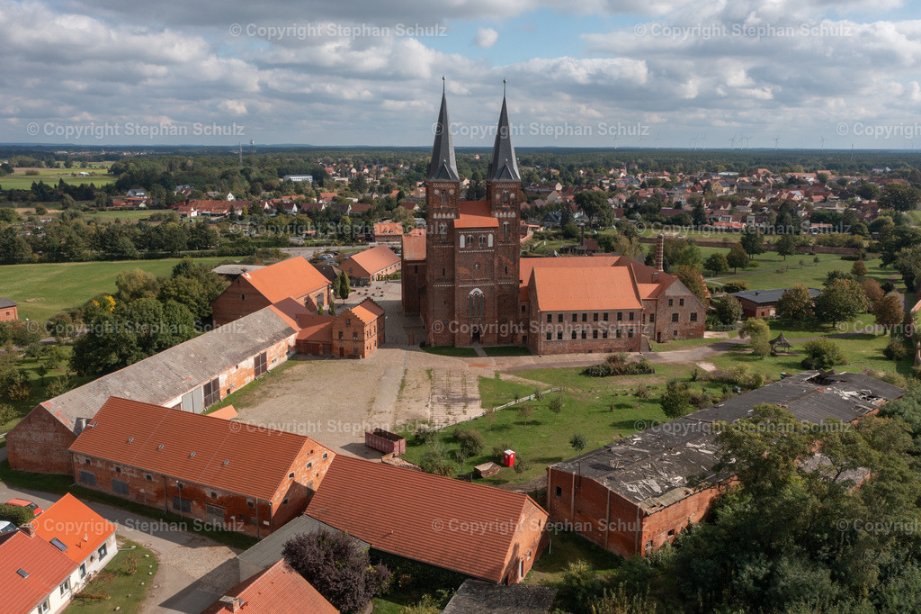 Kl2 | Kloster Jerichow, gilt als ältester Backsteinbau Norddeutschlands, liegt an der Straße der Romanik, Stiftskirche St. Marien und St. Nikolaus, ehemaliger Prämonstratenser Chorherrenstift, Jerichow, Sachsen-Anhalt, Deutschland - Realisiert mit Pictrs.com