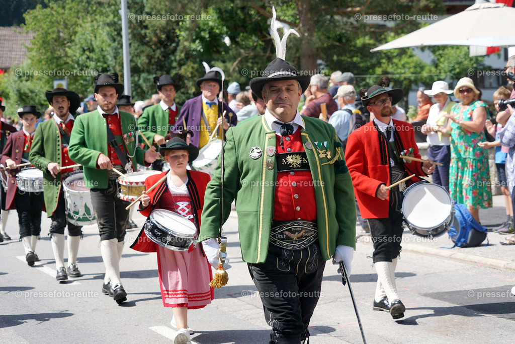 e10-news-2023-Juli23-Regimentsschuetzenfest3-Steeg-UMZUG_DORF-DSC07329 | Info aus dem Bezirk Reutte/Ausserfern Tirol sowie eine umfangreiche Bilddatenbank über die gesamte Region: Lechtal, Talkessel Reutte, Tannheimertal, Zwischentoren. Lech, Plansee, Zugspitze, Grenztunnel, B179, Fernpassstraße, Verkehr, Lawinen, Tradition, - Realisiert mit Pictrs.com