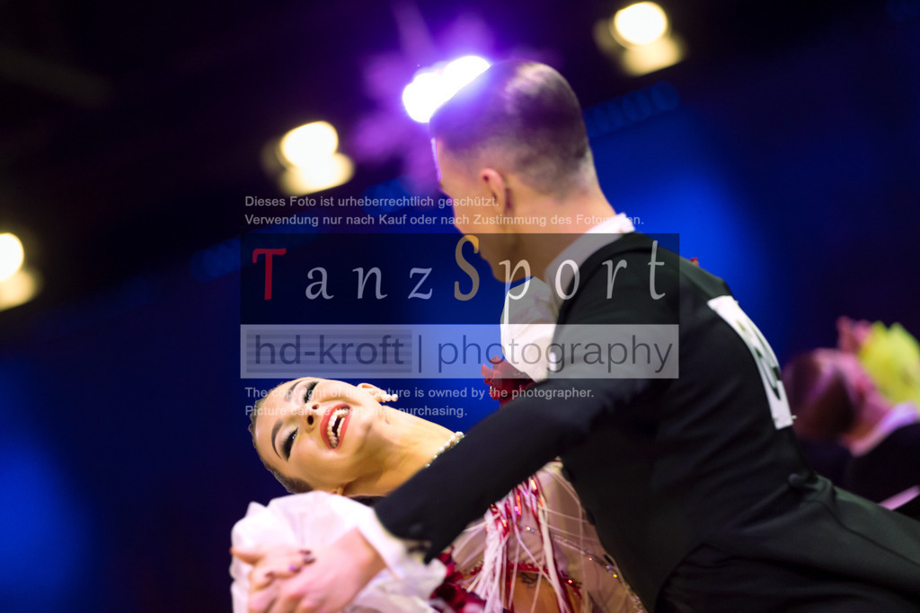 20241215_WDSF_Int_Open_Std-Riga-9246 | Tanzsportbilder, Standardtanz, Lateintanz, WDSF, DTV, LTVB, dancecomp, goc, hessen tanzt, blaues band der spree, walzer, tango, wiener walzer, slowfox, quickstepp, samba, rumba, cha-cha-cha, paso doble. jive, hd-kroft photography, turniertanzsport